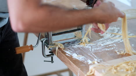Hausgemachte-Pasta-Kreation:-Herstellung-Von-Fettuccine-Mit-Traditionellem-Werkzeug