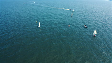 Toma-De-Drones-De-Botes-Optimistas-Navegando-En-El-Mar-En-Un-Día-Soleado