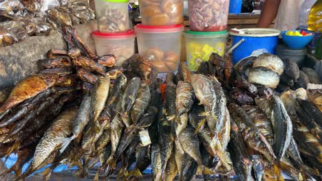 Verkauf-Von-Getrocknetem-Fisch-Auf-Einem-Markt-In-Der-Nähe-Von-Kumasi,-Ghana
