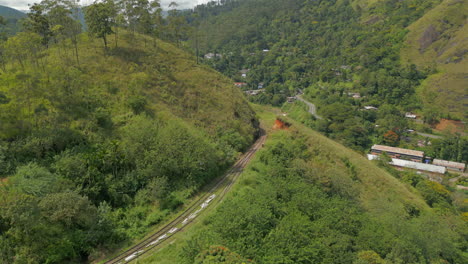 Eine-Luftdrohne-Hat-Die-Bahnstrecke-Der-Demodara-Loop-Eisenbahnlinie-In-Sri-Lanka-Abgeschossen
