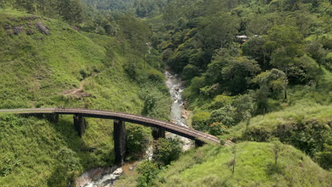 Luftdrohnenaufnahme-Der-Demodara-Eisenbrücke-In-Sri-Lanka-An-Einem-Sonnigen-Tag