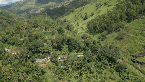 Establecimiento-De-Un-Disparo-Aéreo-Con-Drones-Mirando-Hacia-Abajo-A-Vally-En-Demodara-Hacia-Hali-ela-En-Sri-Lanka