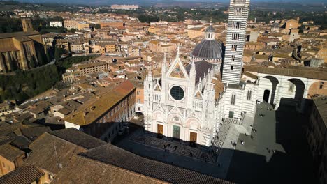Beautiful-Aerial-View-of-Siena-Cathedral-in-Tuscany,-Italy