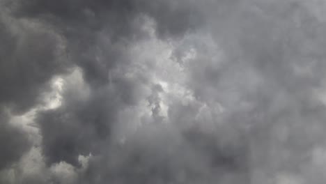 Fondo-De-Nubes-Oscuras-Con-Múltiples-Relámpagos