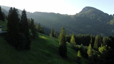 Eine-Stromleitung-Und-Eine-Steile-Seilbahn-Bei-Sonnenuntergang-In-Den-Alpen-In-Lofer,-Österreich