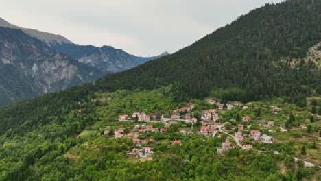 Luftdrohnenaufnahme-Alter-Steinhäuser-In-Einem-Traditionellen-Dorf-In-Griechenland