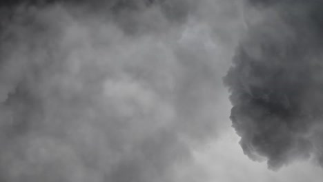 Gewitter-Und-Dunkle-Wolken-Bewegen-Sich-Im-4K-Hintergrund-Des-Dunklen-Himmels