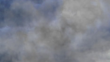 Blick-Auf-Dunkle-Wolken-Und-Ein-Gewitter-4k