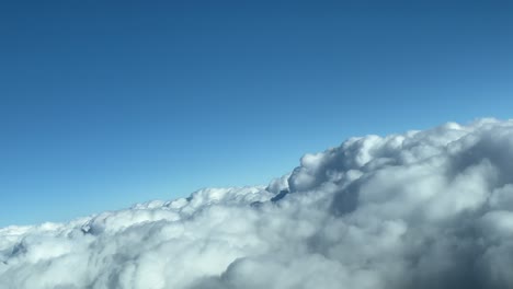 Luftwolkenszene,-Aufgenommen-Von-Einem-Flugzeug-Aus,-Während-Es-über-Einen-Himmel-Voller-Kumuluswolken-Mit-Einem-Herrlichen-Und-Strahlend-Blauen-Himmel-Fliegt