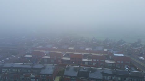 Luftaufnahme-Eines-Wunderschönen-Vorstadtviertels,-Das-Von-Dichtem-Nebel-Bedeckt-Ist