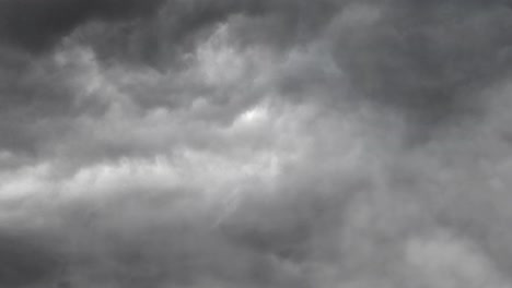 Blick-Auf-Dunkle-Gewitterwolken-Und-Dunklen-Himmel