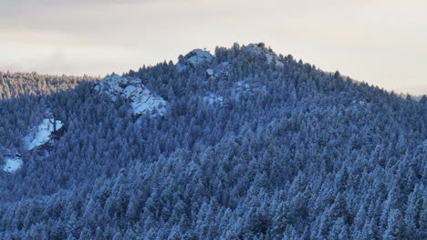 Colorado-Navidad-Montañas-Rocosas-Sombreado-Guays-Azules-Hora-Dorada-Debajo-Congelación-Escarchado-Primera-Nieve-Bosques-Hojas-Perennes-Morrison-Denver-Monte-Cielo-Azul-Evans-Cinematográfico-Aéreo-Zumbido-Círculo-Izquierda-Movimiento