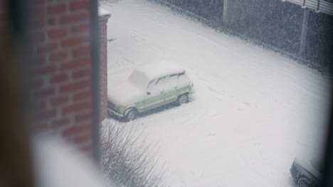 Fahrzeug-Mit-Schnee-Bedeckt-Auf-Einer-Ruhigen-Straße