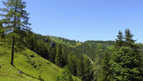 Steile-Seilbahn,-Die-Einen-Berg-Hinauf-Durch-Einen-Wald-In-Den-Alpen-In-Lofer,-Österreich,-Führt
