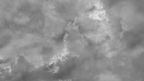 Vista-De-Tormenta-Y-Nubes-Oscuras-Con-Relámpagos