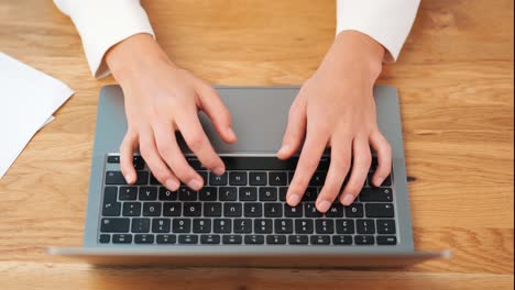Draufsicht-Auf-Die-Hände-Einer-Geschäftsfrau,-Die-Auf-Der-Notebook-Tastatur-Tippt