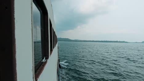 Blick-Vom-Fenster-Des-Bootes-Auf-Die-Wellen-Des-Meeres-Und-Blick-Auf-Die-Zielinsel
