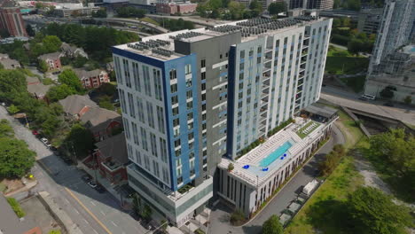 Luftbild--Und-Schwenkaufnahmen-Eines-Luxuriösen-Mehrstöckigen-Apartmentgebäudes-Mit-Terrasse-Und-Swimmingpool