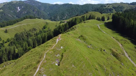 Hermosas-Imágenes-Panorámicas-Aéreas-De-Montañas-Verdes-En-Austria,-Alpes