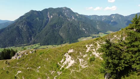 Luftaufnahme-Der-Grünen-Berghänge-In-Der-Almhütte-Lofer,-Österreich-Alpen