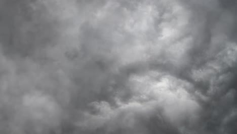Hintergrund-Eines-Gewitters-In-Dunklen-Wolken-über-Dem-Himmel