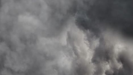 Hintergrund-Dicker-Wolken-Am-Himmel-Mit-Gewittern