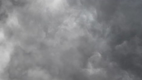 Blick-Auf-Dunkle-Gewitterwolken-Im-Himmelshintergrund