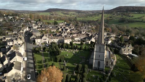 Eiben-Bäume-Painswick-Kirche-Friedhof-Cotswolds-Luftlandschaft-Herbst-Großbritannien-Historische-Gloucestershire