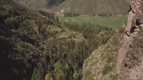 Vuelo-Sobre-Las-Montañas-Hacia-El-Horizonte-Cerca-Del-Salto-Del-Fraile,-Lima,-Perú
