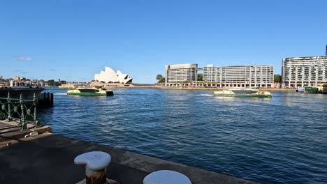 Sydney-Harbour-Fähren-Kommen-In-Circular-Quay-Mit-Sydney-Operah-House-Im-Hintergrund