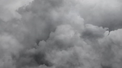 Ver-Nubes-Oscuras-Con-Tormenta-4k