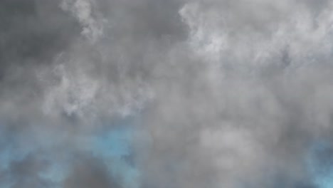 4K-Blitze-Zucken-In-Säulenwolken