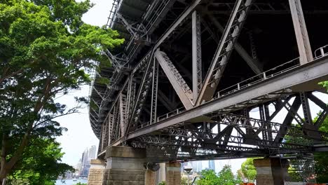 Unter-Dem-Nördlichen-Ende-Der-Sydney-Harbour-Bridge-Hindurchgehen-Und-Auf-Die-Stahlkonstruktion-Blicken