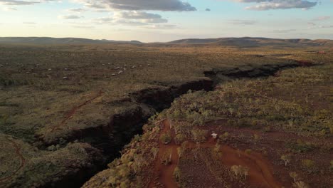 Luftaufnahme-über-Die-Joffre-Schlucht-In-Karijini-Bei-Sonnenuntergang-Im-Westen-Australiens