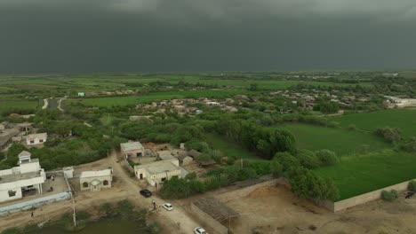 Afueras-De-Un-Pueblo-Verde-Cerca-De-Mirpurkhas,-Sindh,-Pakistán.-Aéreo