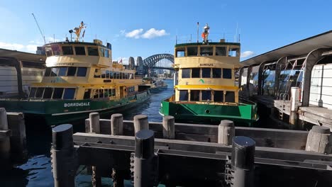 Sydney-Fähren-Legten-An-Einem-Sonnigen-Tag-Am-Kreisförmigen-Kai-An,-Mit-Der-Hafenbrücke-Im-Hintergrund