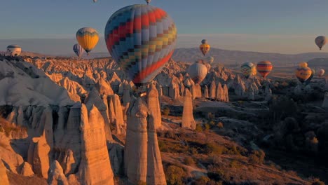 Luftaufnahme-Türkei-Kappadokien,-Wo-Viele-Heißluftballons-Fliegen