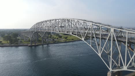 Construcción-Metálica-Del-Puente-Blue-Water,-Port-Huron-Michigan,-EE.UU.---Sobre-El-Río-St-Clair