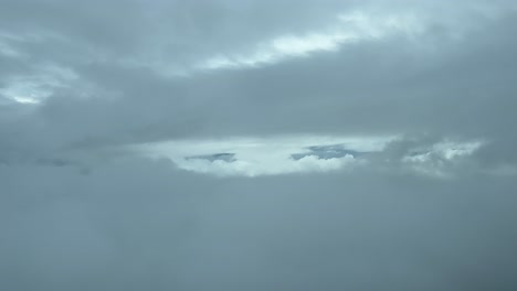 Eine-Einzigartige-Pilotenperspektive-Beim-Fliegen-über-Einen-Winterhimmel-Voller-Schichten-In-Einem-Echten-Flug