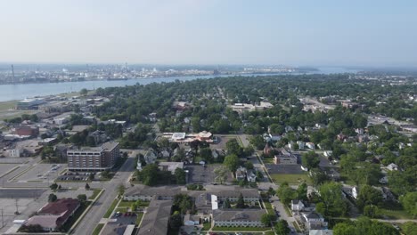 Stadtlandschaft-Von-Port-Huron,-Michigan,-USA,-Mit-Dem-St.-Clair-River-Und-Sarnia,-Ontario,-Kanada-Im-Hintergrund