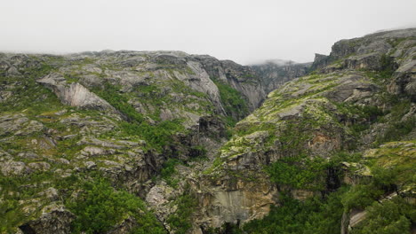 Wasserfälle-Stürzen-über-Eine-Klippe-Am-Grund-Der-Zerklüfteten-Hellmojuvet-Schlucht,-Norwegen