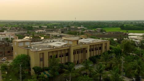 Tribunal-De-La-Ciudad-De-Badin-En-Medio-De-Un-Entorno-Verde,-Sindh,-Pakistán