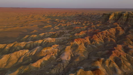 Paisaje-Geológico-De-La-Estupa-Blanca-De-Tsagaan-Suvarga-Al-Atardecer-En-El-Desierto-De-Gobi,-Mongolia
