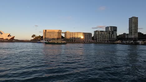 Circular-Quay-Und-Sydney-Opera-House-Bei-Sonnenuntergang,-Clip-Nach-Rechts-Schwenken