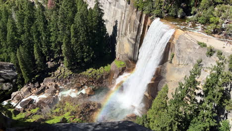 Frühlingsfall-Und-Ein-Regenbogen-Aus-Der-Gischt-Im-Yosemite-Nationalpark