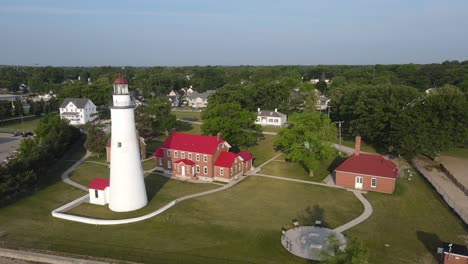 Fort-Gratiot-Lighthouse,-Port-Huron,-Michigan,-USA,-on-the-shore-of-Lake-Huron