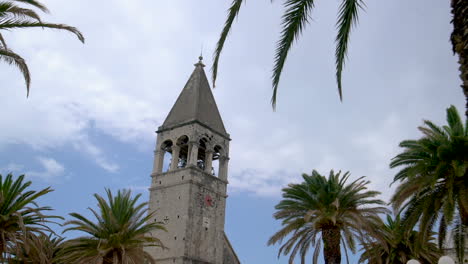 Campanario-De-La-Iglesia-Del-Casco-Antiguo-De-Trogir-En-Croacia
