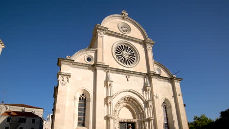 Menschen-In-Der-St.-Jakobus-Kathedrale-In-Sibenik,-Kroatien