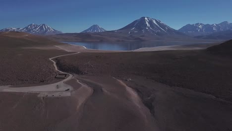 Filmische-Luftaufnahme-Des-Lake-Miscanti-In-Den-Anden,-Chile-Vulkane-Im-Hintergrund,-Region-Antofagasta,-Bolivien