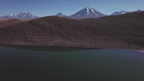 Lago-Miniques-Y-Lago-Miscanti-Con-Montañas-Volcánicas-Al-Fondo,-Chile,-Bolivia